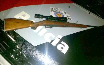 Força Tática prende dois homens com fuzil HK