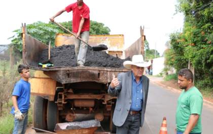 Após pedido da população, rua repleta de buracos é restaurada em Três Lagoas