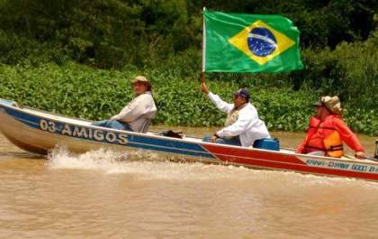 Voluntários plantam 40 mudas durante o 3º Passeio Ecológico pelo Rio Aguapei