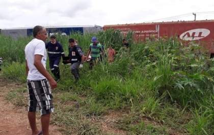 Criança se afoga em piscina e mulher é atropelada por trem
