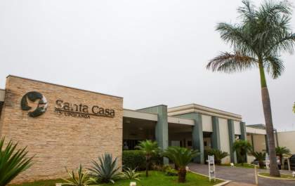 Criança que se afogou em piscina se recupera na Santa Casa