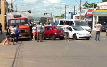 Acidente com três carros fecha transito na Guanabara