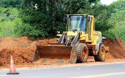 DER retira terra que invadiu pista da SP-294
