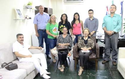 Tamiko recebe membros da Associação Protetora dos Animais