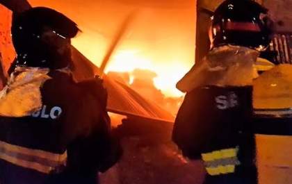 Curto-circuito causou incêndio no barracão de recicláveis do Lió