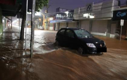 Chuva de 20 minutos deixa moradores de Castilho ilhados