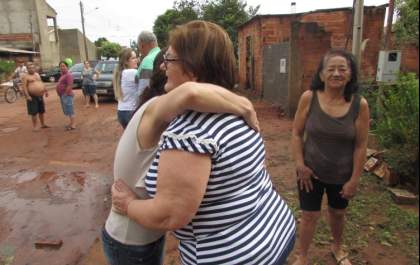 Prefeita visita famílias atingidas pela chuva e leva assistência