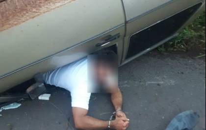 Carro com suspeitos de assalto capota durante perseguição policial