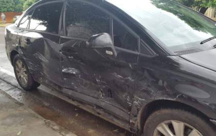 Colisão no centro deixa C4 da prefeita destruído