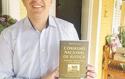 Jurista de Tupi Paulista publica 20º livro antes de completar 30 anos de idade
