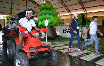 Educação no trânsito: Concessionária leva “cidade inflável”, miniveículos e palestras a crianças da região