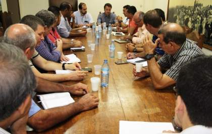 O Governo de Andradina discute manutenção de estradas rurais com usinas