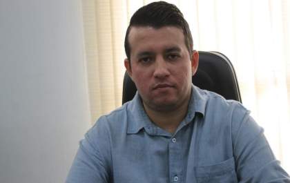 Giovany pede nivelamento de asfalto com linha do trem