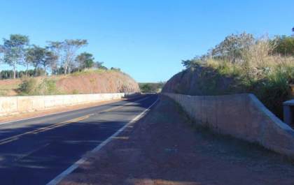 Homem morre após ser atingido por moto em rodovia