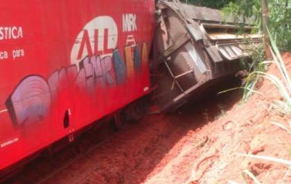 Trem carregado de soja descarrila em Votuporanga