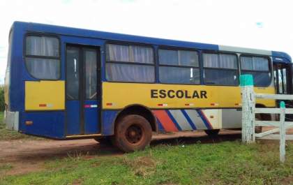 Ônibus escolar circula com pneu careca e com rasgo