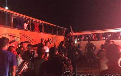 Acidente entre ônibus de sacoleiros e estudantes deixa sete mortos e 50 feridos