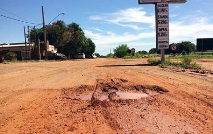 Motociclista perde controle da direção ao passar por cratera na avenida Marginal