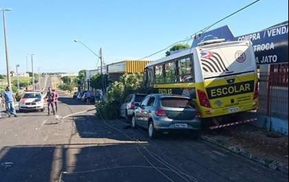 Ônibus da Prefeitura de Auriflama sofre acidente