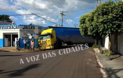 Carreta não consegue fazer a curva e destrói calçada em Jales