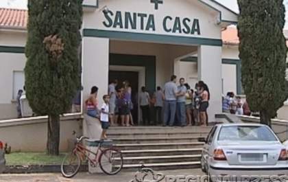 Garoto morre ao ser atropelado por trator dirigido pelo pai