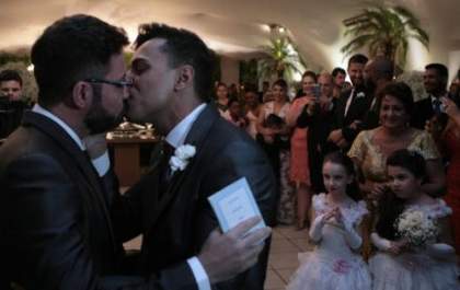 Prefeito gay se casa com parceiro em Lins