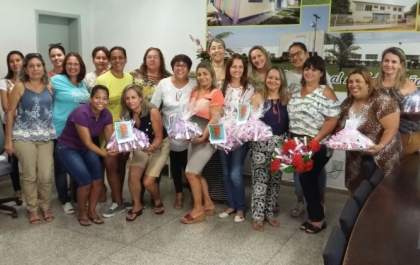Mulheres castilhenses ganham café da manhã, flores e música