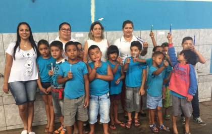 Alunos ganham escova de dente e recebem prevenção em saúde bucal