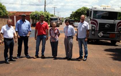 Tamiko vistoria pavimentação do PAC2 na Vila Mineira