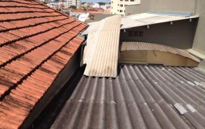 Morador leva susto com Telha Galvanizada que caiu em cima da residência