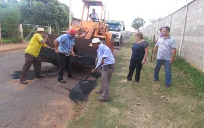 Prefeita Fátima acompanha operação Tapa Buraco no anel viário