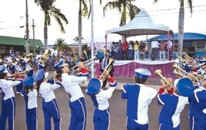 Nova Independência comemora 52 anos com desfile cívico e show musical