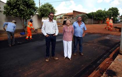 Tamiko acompanha nova fase de pavimentação do PAC2 no Santa Cecília e Bela Vista