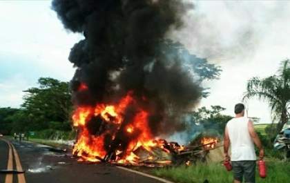 Veículos batem de frente e pegam fogo em rodovia entre Dracena e Venceslau