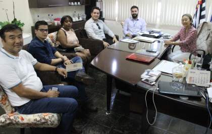 Tamiko conversa sobre projetos com o diretor regional da SERT