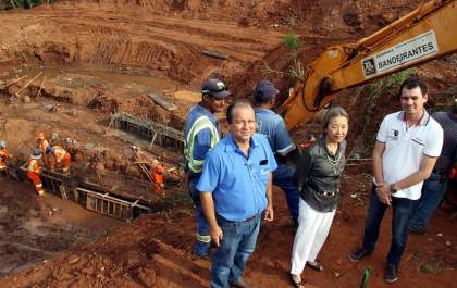 Tamiko vistoria obra do dissipador na região da bacia da Bandeirantes/Humberto de Campos
