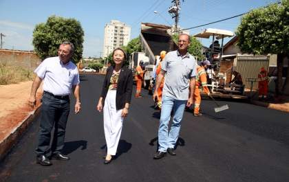 Tamiko acompanha obras de pavimentação do PAC2