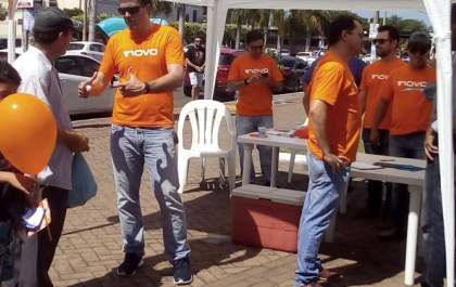 Filiados divulgam propostas do Partido Novo no centro da cidade