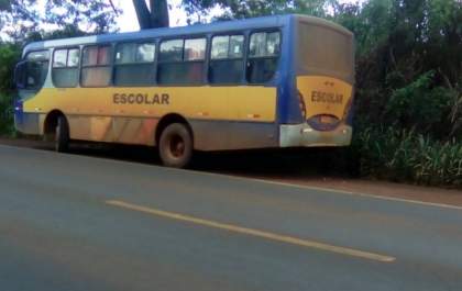 Ônibus escolar circula com parafusos de rodas soltos