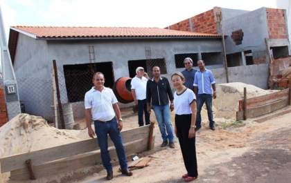 Tamiko e vereadores vistoriam obra da creche da Vila Mineira