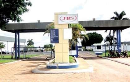 JBS anuncia férias coletivas em 10 unidades e medida atinge frigorífico de Lins