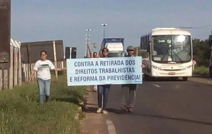 Trabalhadores bloqueiam a BR-262 em Três Lagoas em ato contra a Reforma da Previdência