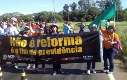 Caminhoneiros apoiam 'trancaço' que formou fila de 20 km de caminhões em Três Lagoas