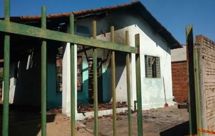 Pai põe fogo em casa e filha de 3 anos tem 90% do corpo queimado