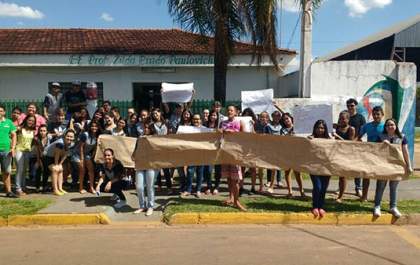 Alunos de Nova Independência fazem manifestação nas ruas e pede “Fora Temer”