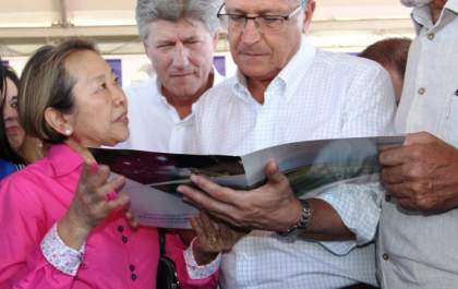 Tamiko realiza entrega de oficio da Fatec para governador Geraldo Alckmin