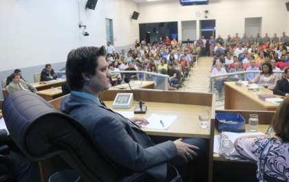 Câmara: sinalização de trânsito em destaque