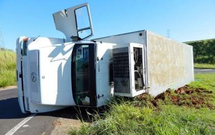 Caminhão carregado com carga tomba em rodovia de acesso à Flórida Paulista