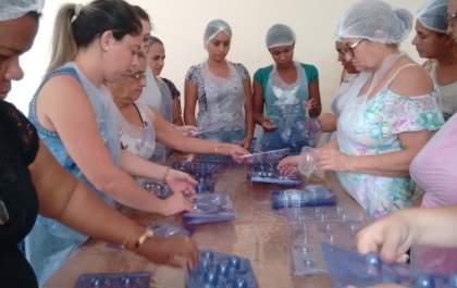 35 alunas participam do curso de Confecção de Ovos de Páscoa em Nova Independência