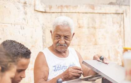 Conheça “Seo Zé”, o tiozinho do doce mais famoso do Laranjeiras